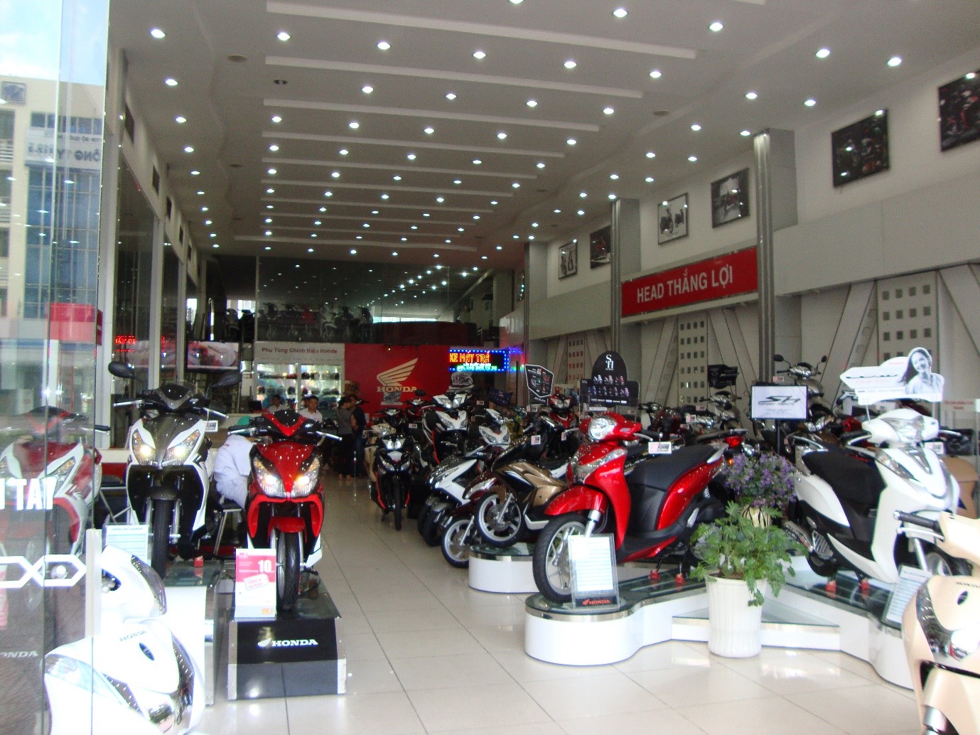 Giá xe máy Honda đồng loạt tăng giá Yamaha kích cầu giảm mạnh