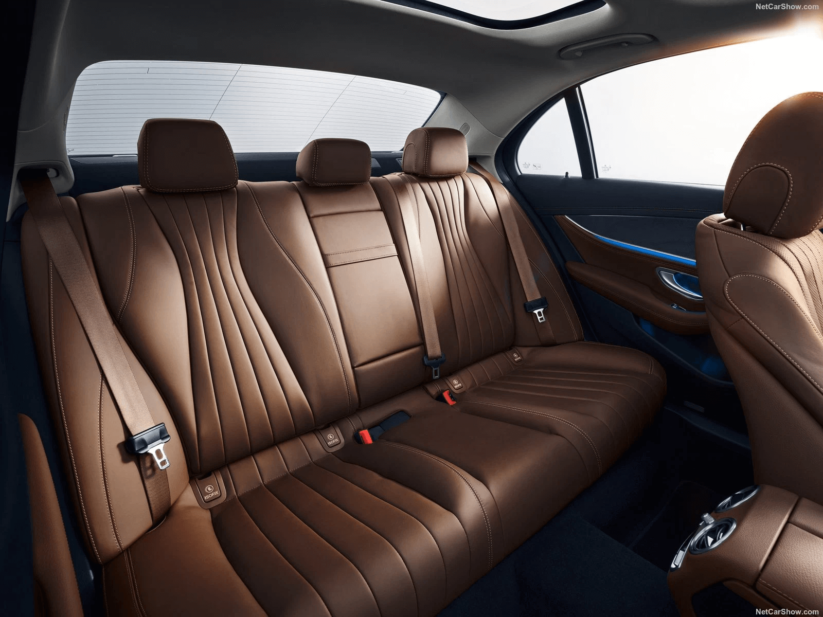 Choáng ngợp với nội thất Mercedes E 300 cực kỳ thu hút | Tài Chính Online
